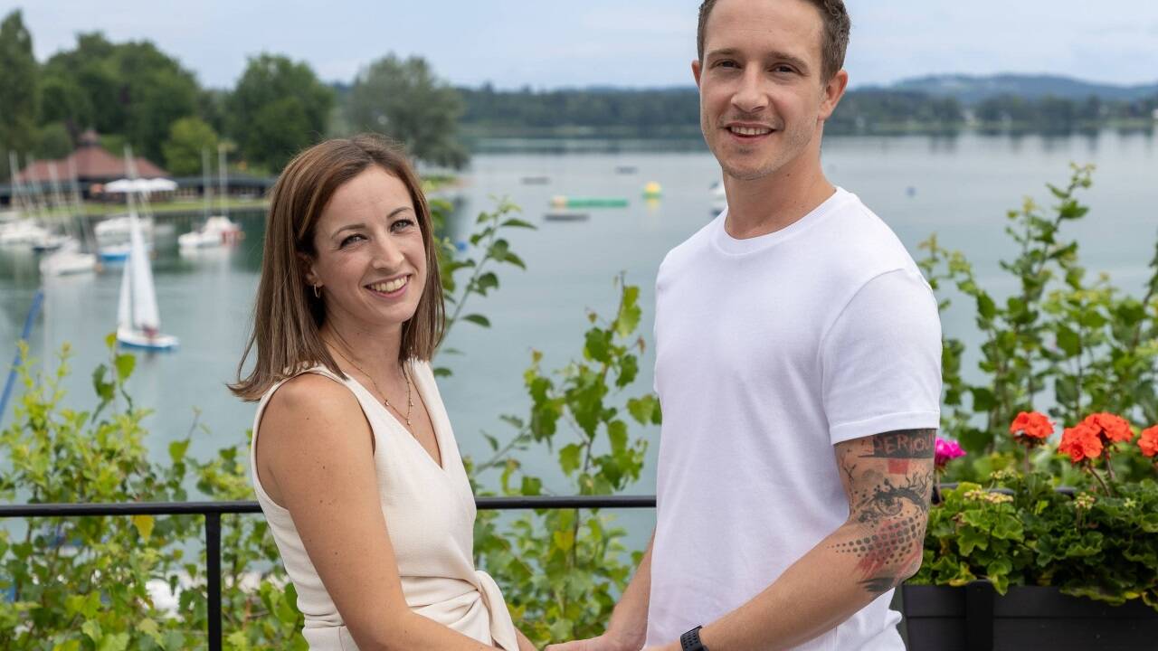 Larissa Spiegl und Daniel Pomwenger aus Salzburg werden im September im Schloss Mattsee heiraten. Sie gingen als Sieger eines Gewinnspiels hervor.   Larissa Spiegl und Daniel Pomwenger aus Salzburg werden im September im Schloss Mattsee heiraten. Sie gingen als Sieger eines Gewinnspiels hervor.