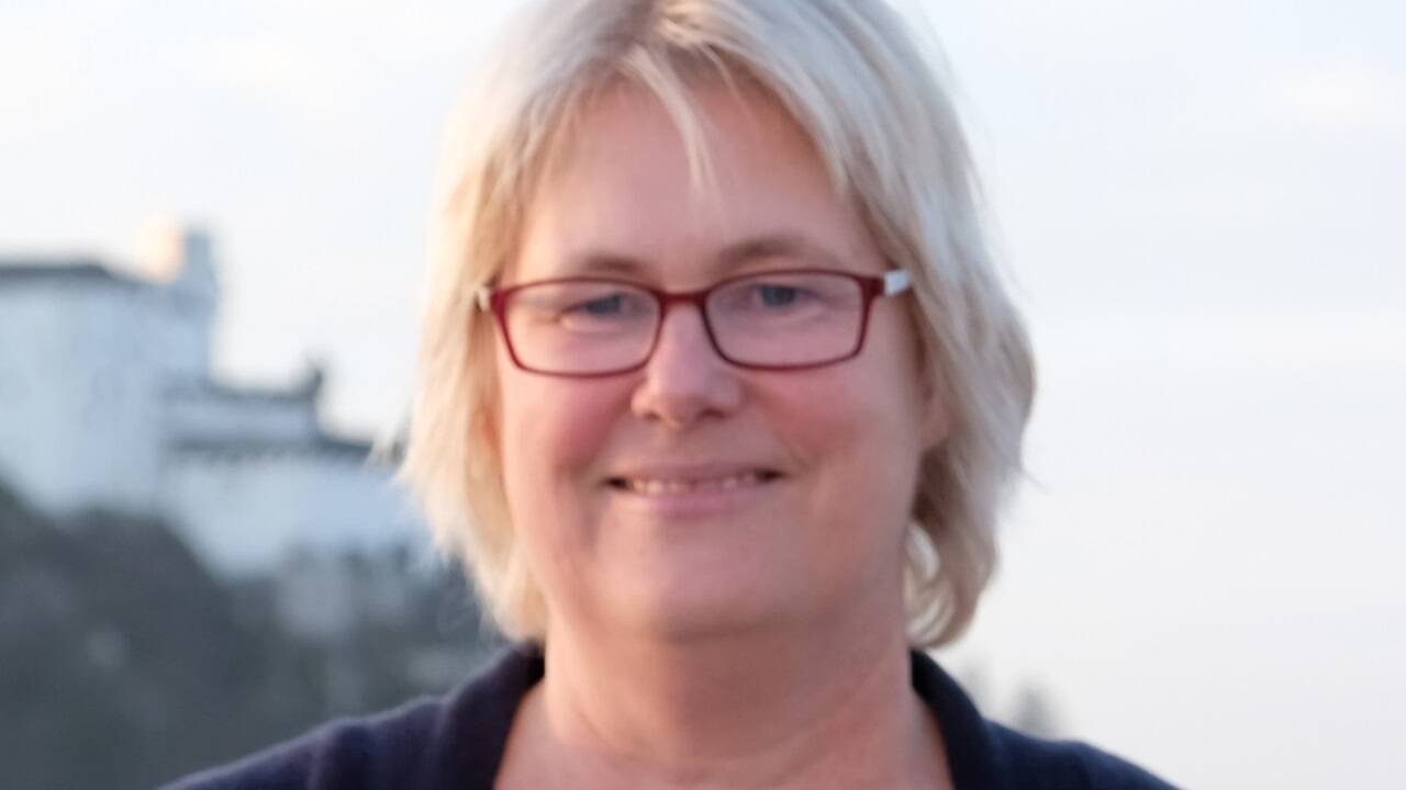  „Menschen mit finanziellen Ängsten haben oftmals das Gefühl, auch bei sozialen Kontakten schlechter mithalten zu können“, sagt Eva Jonas, Professorin für Sozialpsychologie an der Universität Salzburg. 