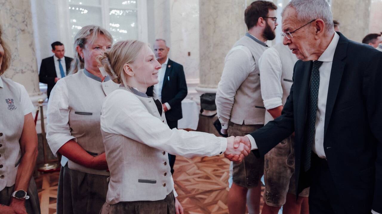 Van der Bellen mit Turnerin Charlize Mörz.  Van der Bellen mit Turnerin Charlize Mörz.