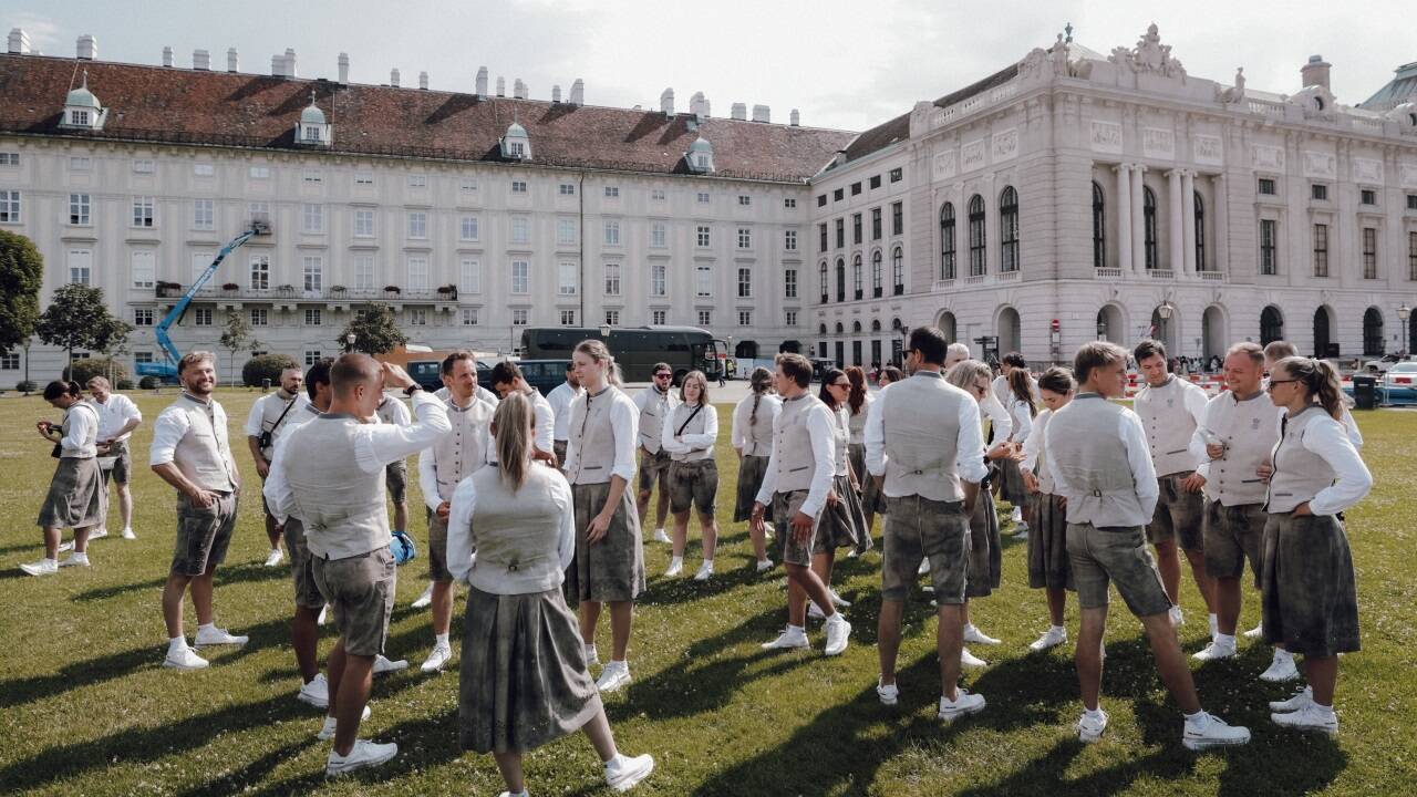 Warten aufs Gruppenfoto.   Warten aufs Gruppenfoto.
