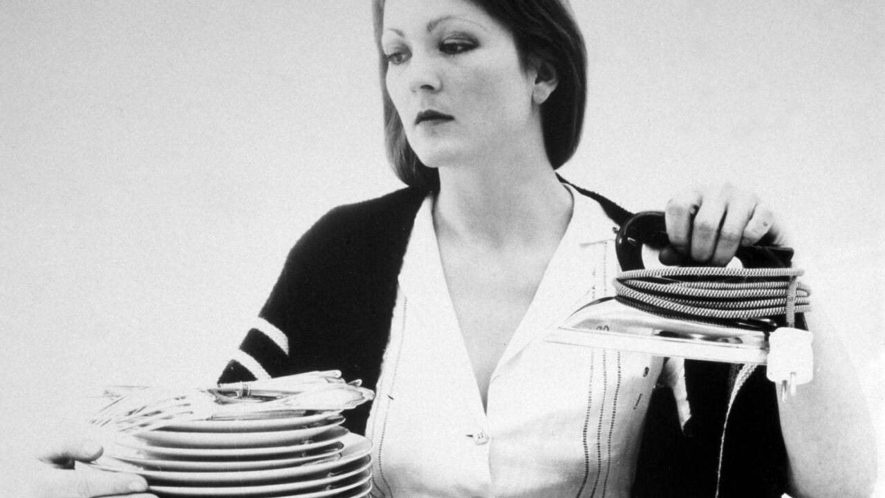 Feministische „Nachstellung“ von Valie Export: „Die Putzmadonna / Die Putzfrau“.  Feministische „Nachstellung“ von Valie Export: „Die Putzmadonna / Die Putzfrau“.