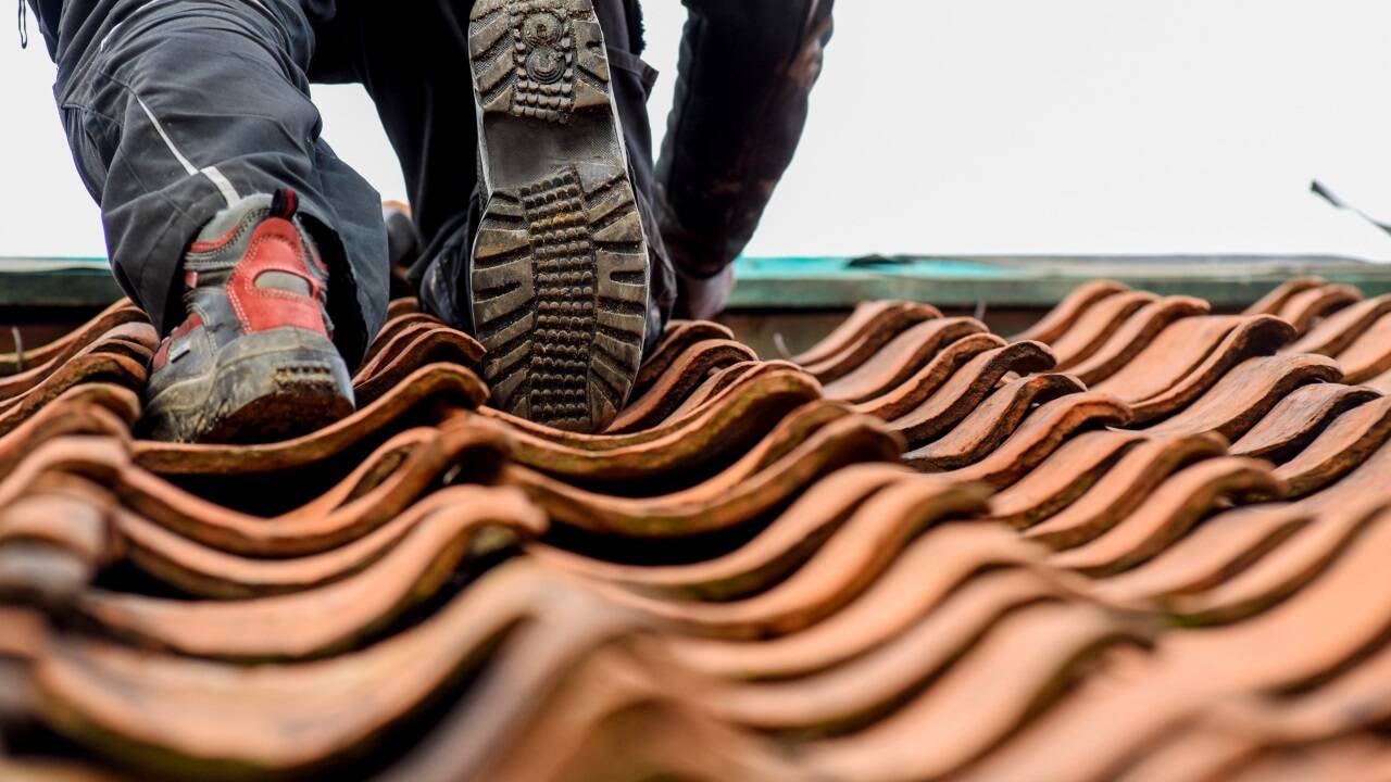 So wie dieser Dachdecker steigen auch die Erwartungen für die heimischen Handwerks- und Gewerbebetriebe nach oben – von einem allerdings noch tiefen Niveau.   So wie dieser Dachdecker steigen auch die Erwartungen für die heimischen Handwerks- und Gewerbebetriebe nach oben – von einem allerdings noch tiefen Niveau.