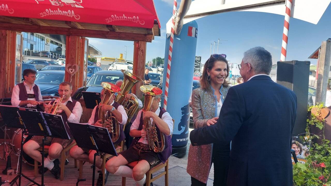 Ministerin Karoline Edtstadler wurde beim Sommerauftakt von Landesrat Sepp Schwaiger in Empfang genommen.   Ministerin Karoline Edtstadler wurde beim Sommerauftakt von Landesrat Sepp Schwaiger in Empfang genommen.