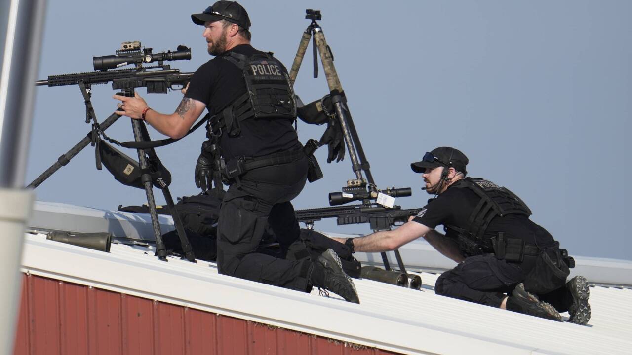 Scharfschützen der Polizei reagieren.  