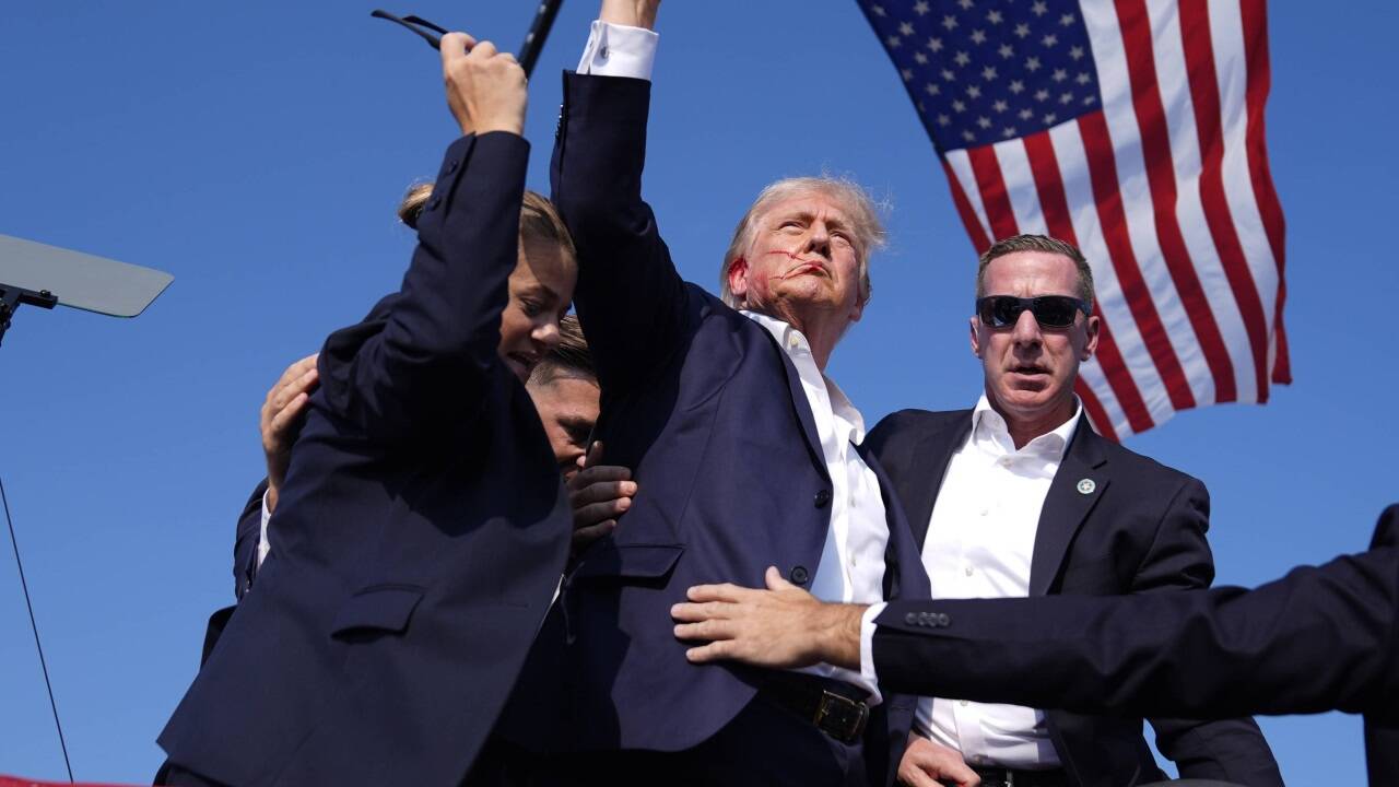 Ein Bild mit Symbolcharakter: Donald Trump reckt mit blutverschmiertem Gesicht die Faust in die Höhe.  