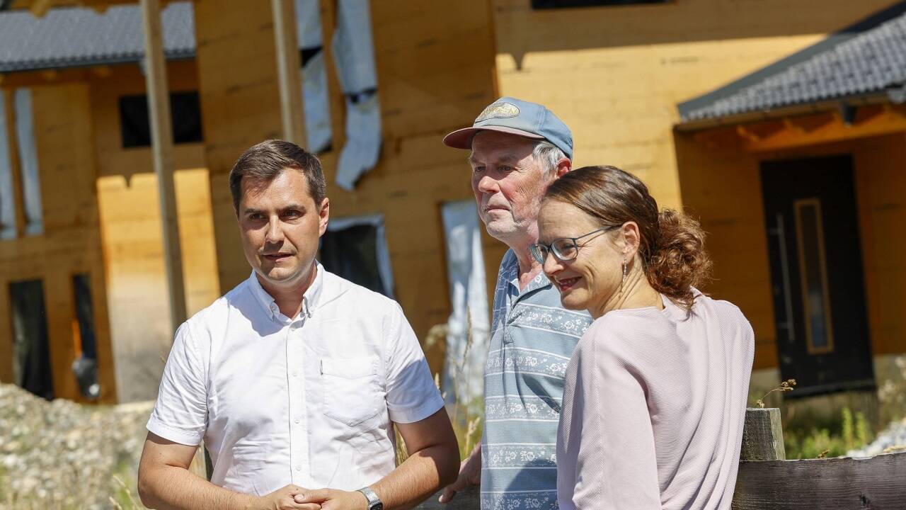 Das Projekt ist von den Grünen als die „größte Bodensünde“ gekürt worden. Im Foto v.l.n.r: LAbg. Simon Heilig-Hofbauer, Anrainer Friedrich Daxbacher und Klubchefin Martina Berthold.  