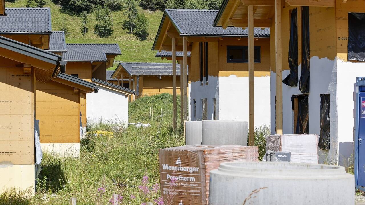 42 Chalets stehen halb fertig gebaut in Rauris – wann hier jemand übernachten kann, ist ungewiss.  