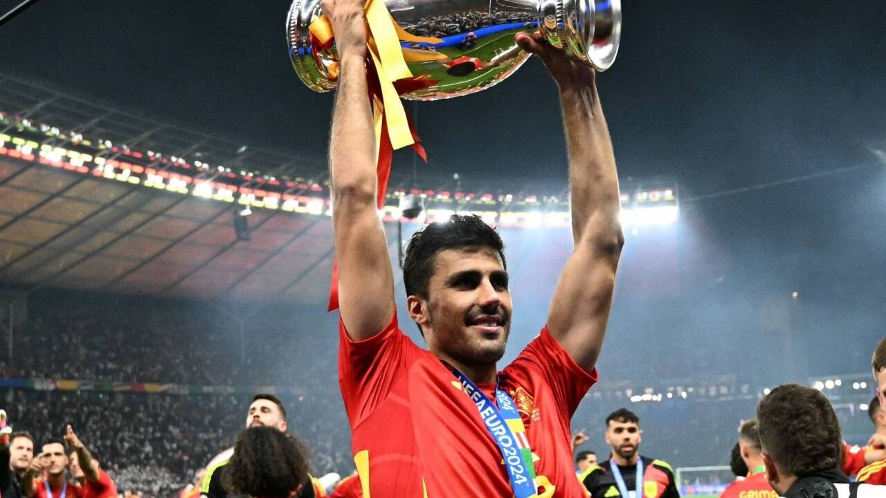 Spaniens Rodri wurde zum besten Spieler des Turniers 2024 gewählt. 
