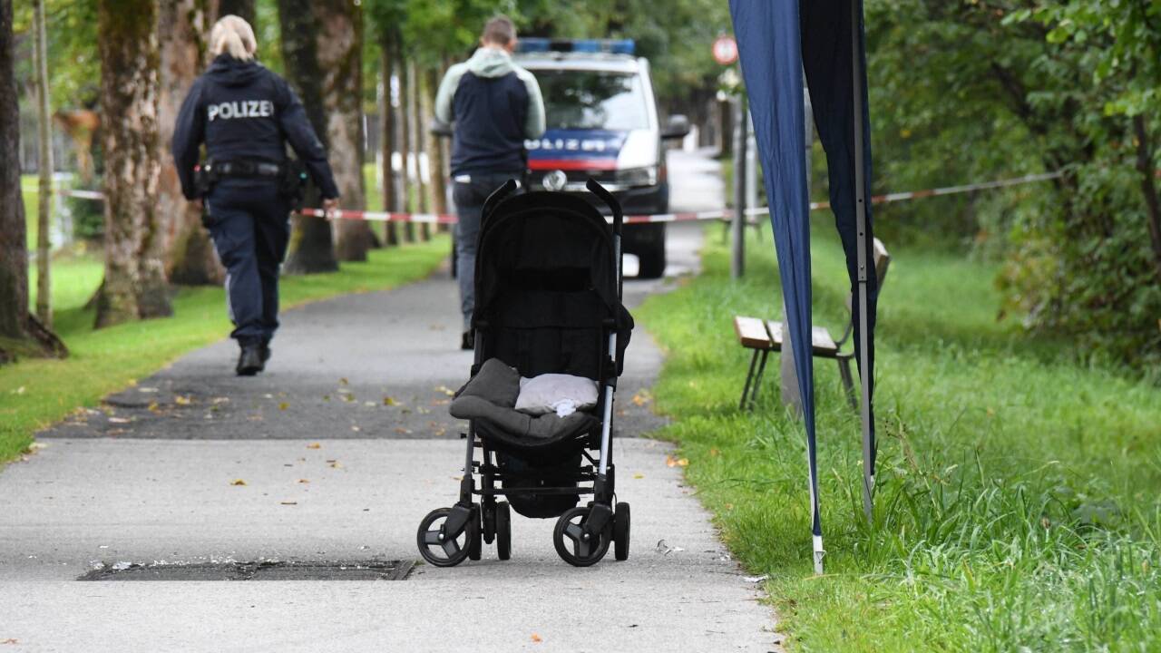 Am Ort des Geschehens neben der Kitzbüheler Ache in St. Johann in Tirol blieb am 22. August 2022 der Kinderwagen des ertrunkenen Buben zurück. 