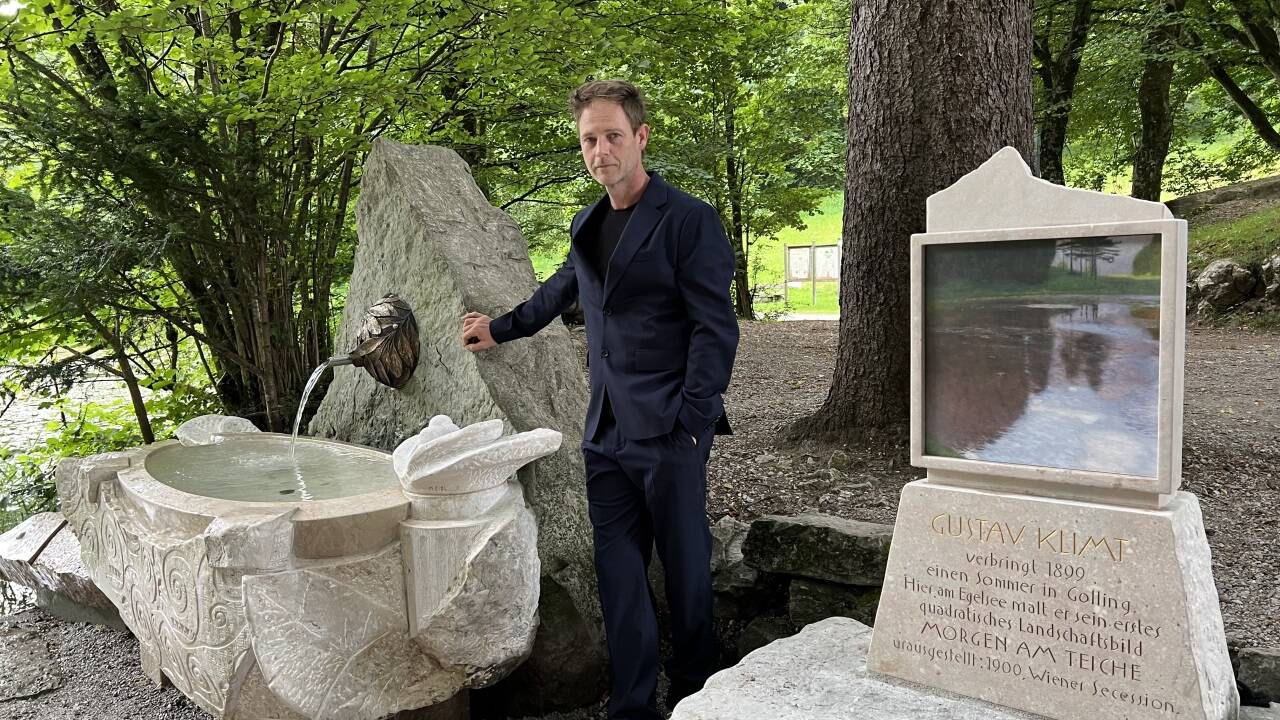 Der Bildhauer und Steinmetz Hermann Eibl hat den Brunnen samt Bild gestaltet. 