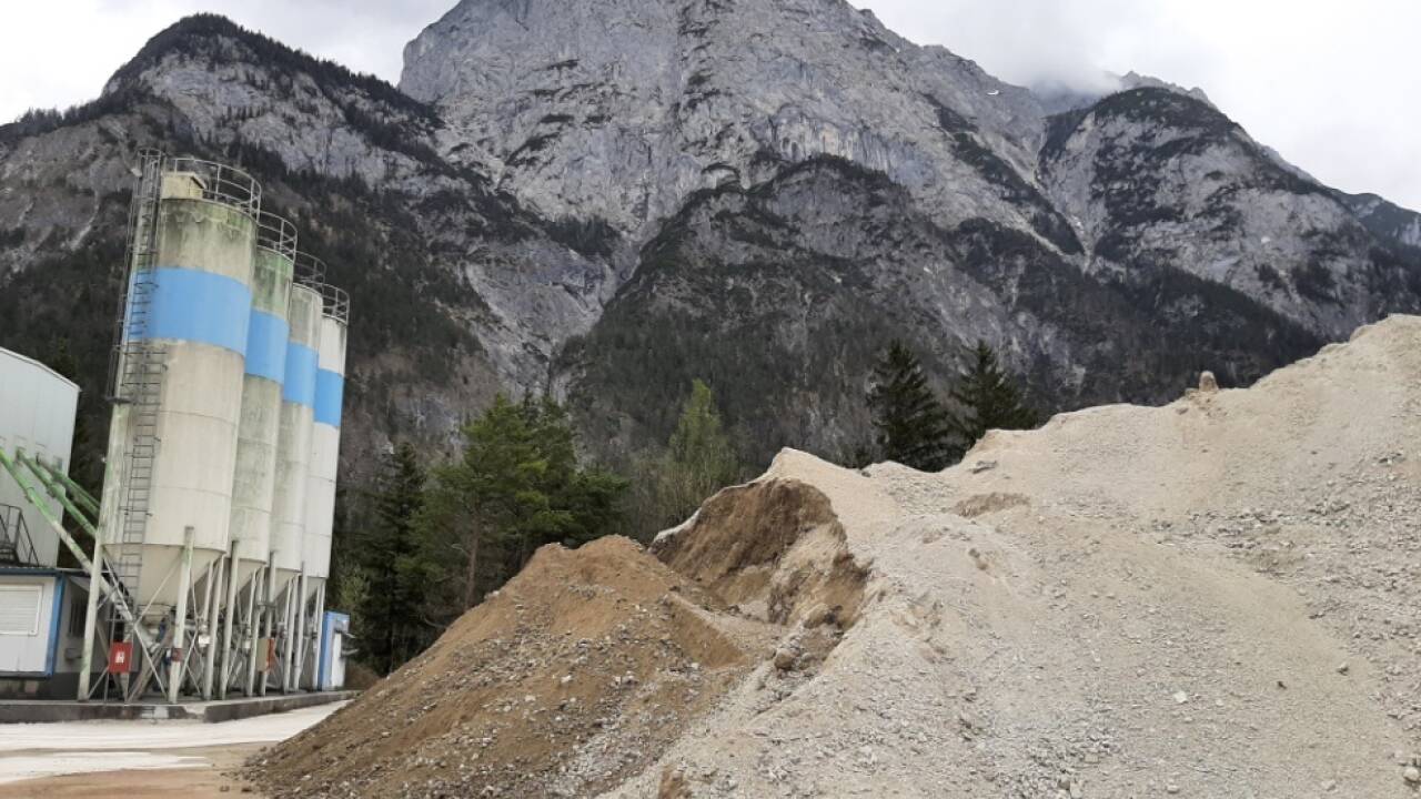 Das Brennen von Zement, dem Hauptbestandteil von Beton, ist nicht nur sehr energieaufwendig. Durch chemische Prozesse entsteht in der Produktion Kohlendioxid. Die Branche arbeitet darum an Lösungen, CO2 einzusparen. (Symbolbild).  