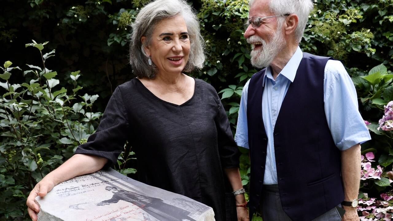 Brigitte Karner und Priester Richard Schwarzenauer.  