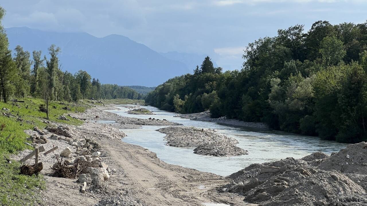 Die Saalach wurde 30 bis 50 Meter aufgeweitet und erhält kleine Inseln und Seitenarme. Mit dem Hochwasserschutz geht auch eine ökologische Aufwertung einher. 