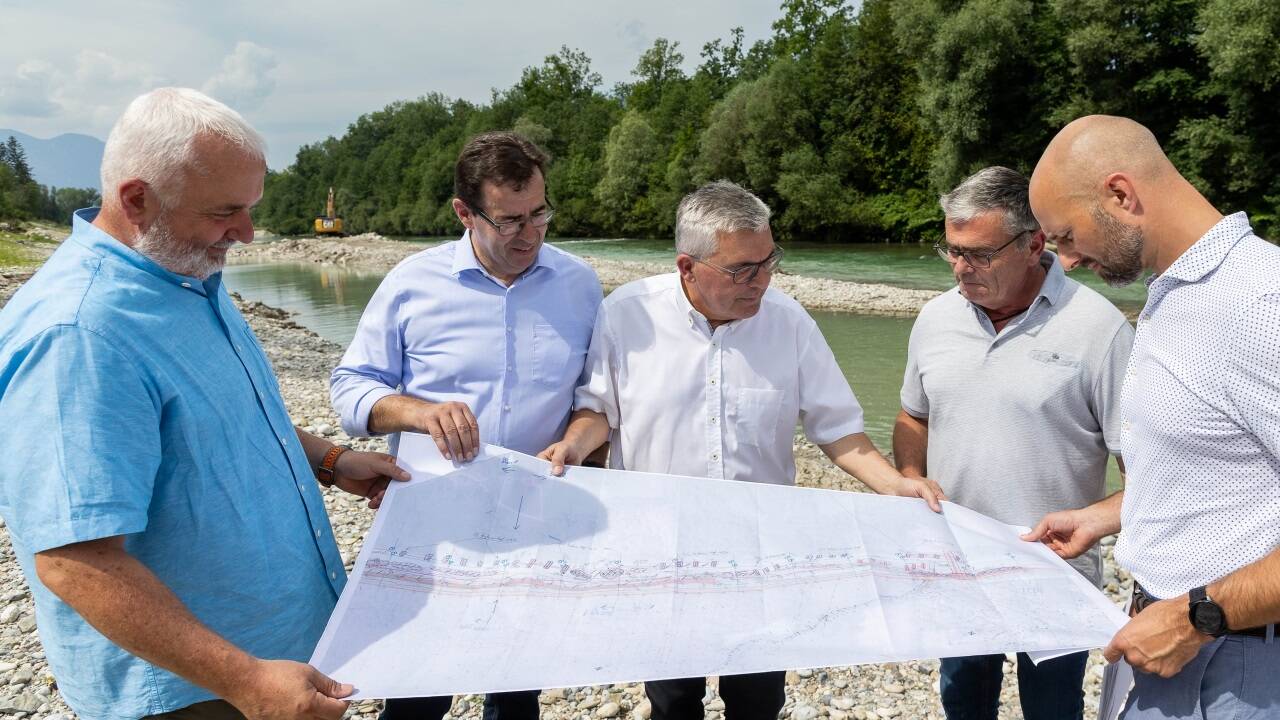 Im Bild v.l.: Michael Bungart (Wasserbau), Bgm. Andreas Hasenöhrl, Landesrat Josef Schwaiger, Günther Huber (Wasserbau), Dominik Rosner (Abteilungsleiter Wasser).  