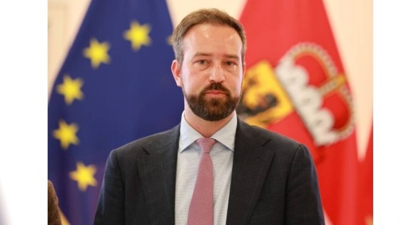 Salzburgs Landeshauptmann-Stellvertreter Stefan Schnöll von der ÖVP trägt einen markanten Vollbart. 