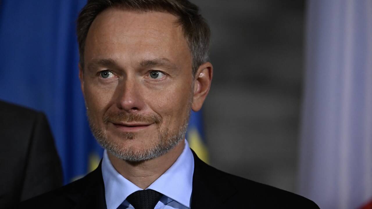 Der deutsche Finanzminister Christian Lindner trägt einen Dreitagebart. 
