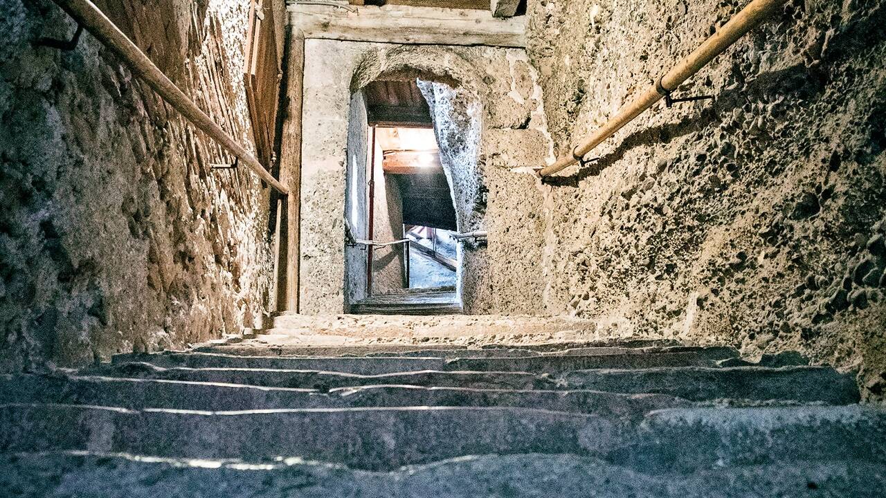 Hoch über dem Friedhof von St. Peter führt der Weg in die Katakomben. 