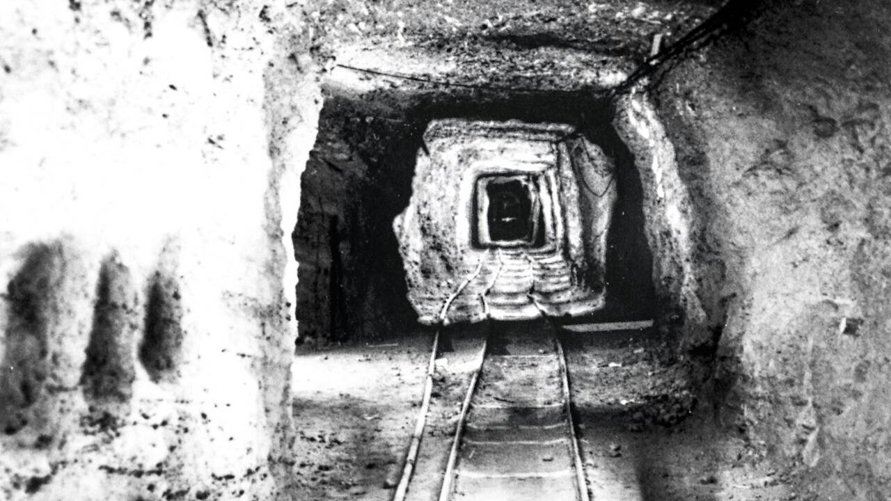 Etwa 700 Arbeiter waren ab Sommer 1943 mit der Errichtung von Luftschutzstollen in den Salzburger Stadtbergen beschäftigt.  