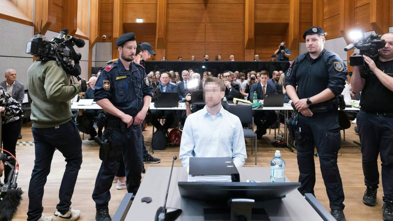 Justizwachebeamte führten den Angeklagten aus der Untersuchungshaft in den Schwurgerichtssaal in Innsbruck. 