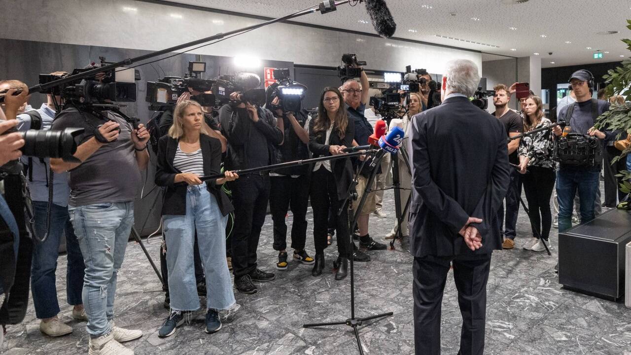 Das Medieninteresse ist groß, im Bild spricht Albert Heiss, einer der Verteidiger. 