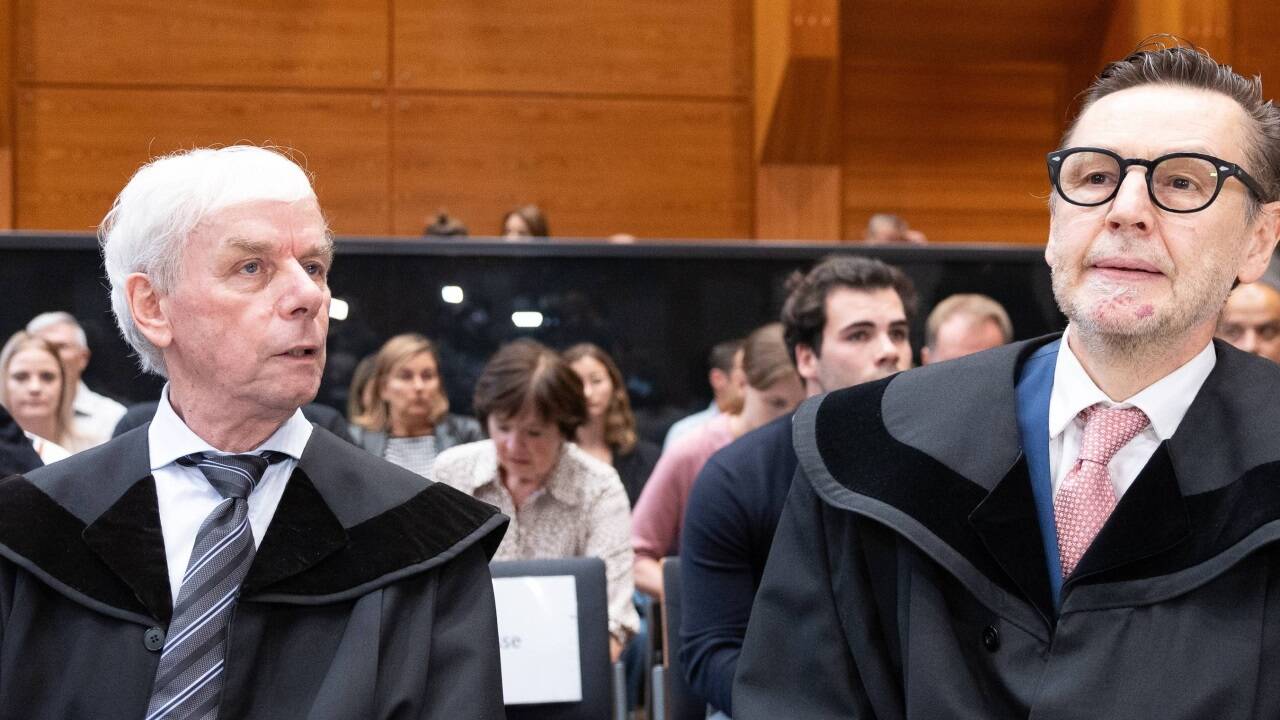Die Rechtsanwälte Albert Heiss (links) und Mathias Kapferer aus Innsbruck verteidigen den Angeklagten. 