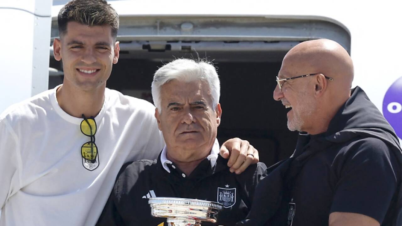 Präsident Rocha mit Kapitän Morata (li.) und Trainer de la Fuente (re.) 