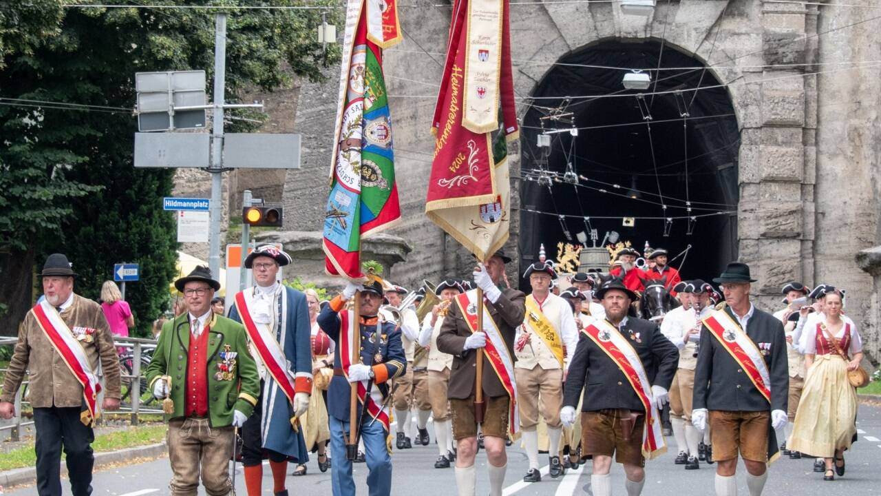 Gottfried Grömer mit Säbel und Uniform am Stadtfest. Bild:  peter mayr 