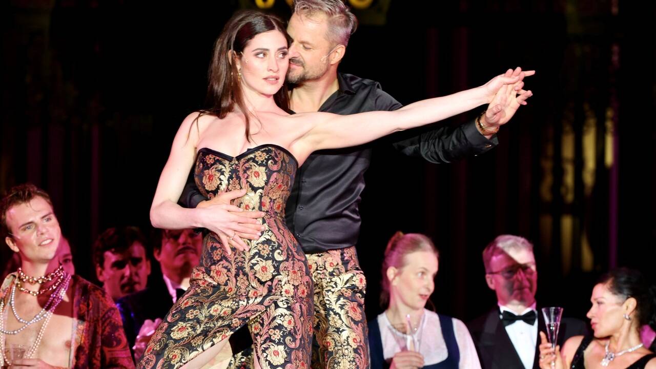 Jedermann Philipp Hochmair und seine Buhlschaft Deleila Piasko im Partnerlook. 
