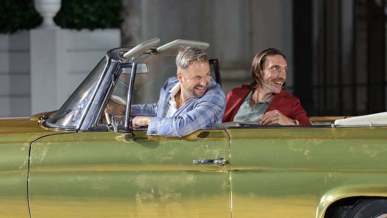 Jedermann Philipp Hochmair und sein guter Gesell Christoph Luser fahren im goldenen Auto vor. 