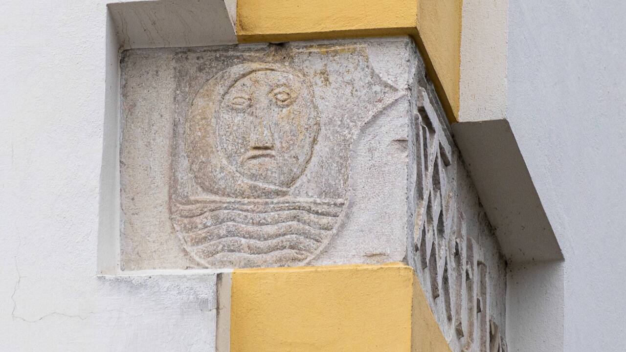 Der spätgotische Wappenstein des Klosters Mondsee, mit dem Teleobjektiv eingefangen von Fotograf Chris Hofer. Der spätgotische Wappenstein des Klosters Mondsee, mit dem Teleobjektiv eingefangen von Fotograf Chris Hofer.