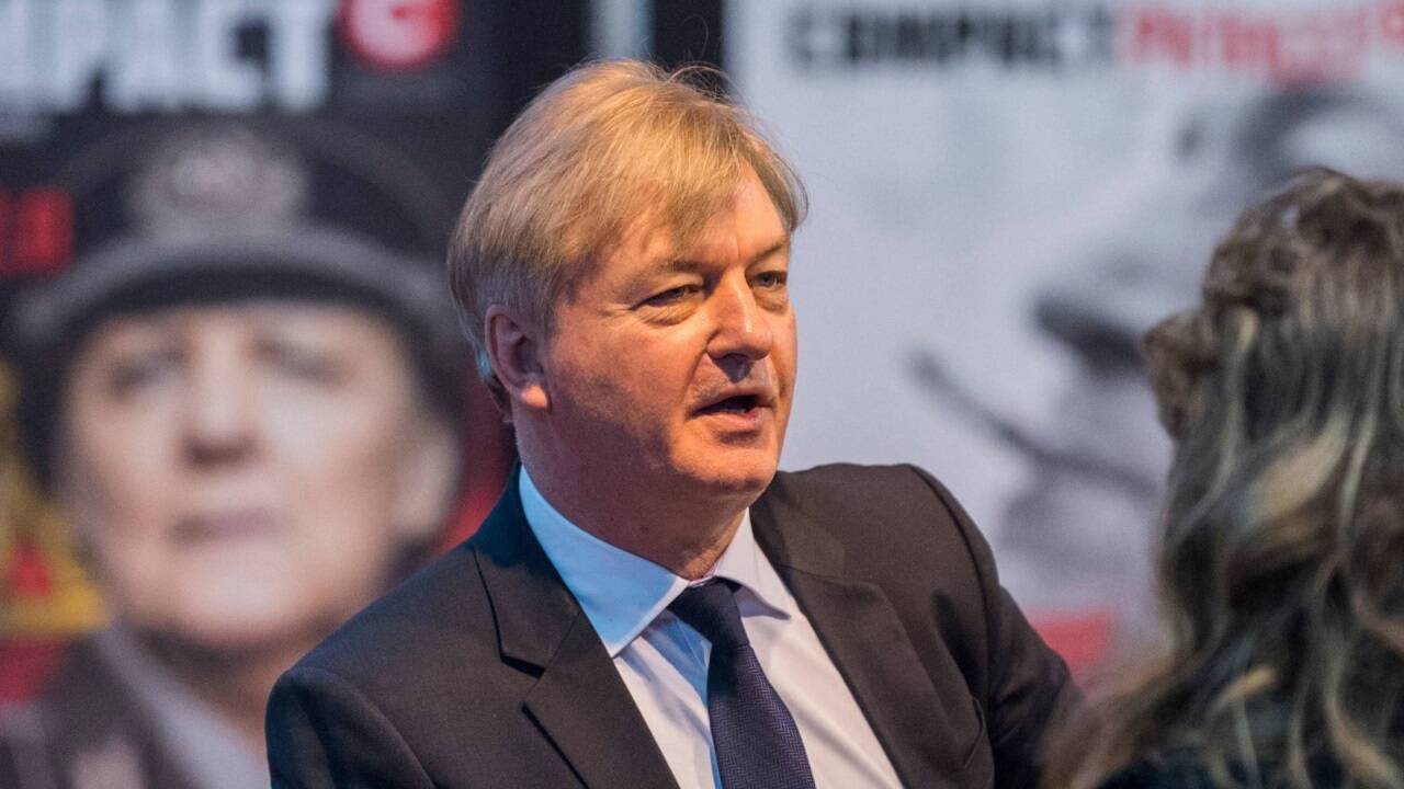 Der Chefredakteur von „Compact“, Jürgen Elsässer, vor Sujets seines Magazins auf der Leipziger Buchmesse (Archivbild). Der Chefredakteur von „Compact“, Jürgen Elsässer, vor Sujets seines Magazins auf der Leipziger Buchmesse (Archivbild).