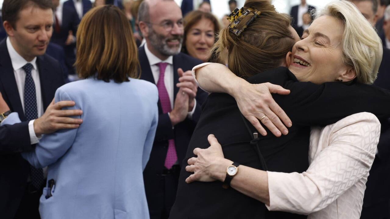 Eine herzliche Umarmung für die Wahlgewinnerin.  