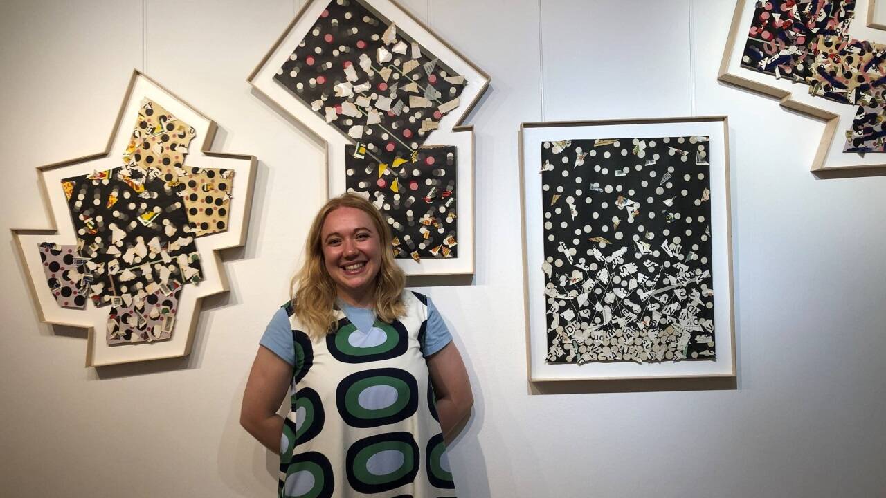 Viola Weinek in der neuen Ausstellung vor Bildern ihres Vaters Max Blaeulich.  