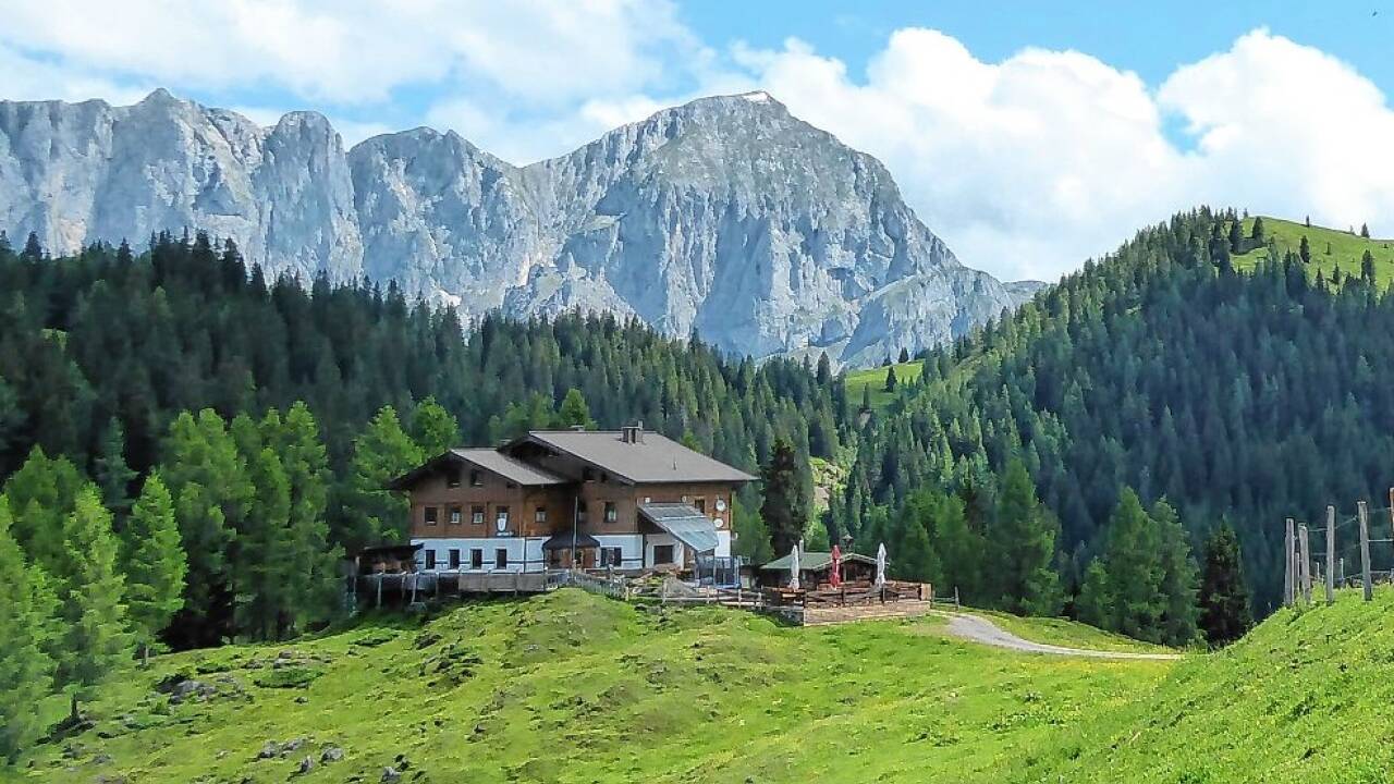 Das Proksch-Haus, darüber der Fritzerkogel und rechts die Brandlbergköpfe. 