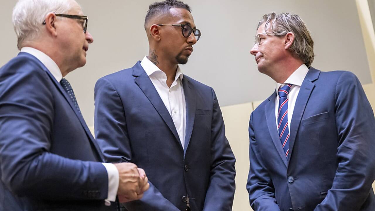 Boateng im Gerichtssaal mit seinem Anwalt (r.) und seinem Sprecher  Boateng im Gerichtssaal mit seinem Anwalt (r.) und seinem Sprecher