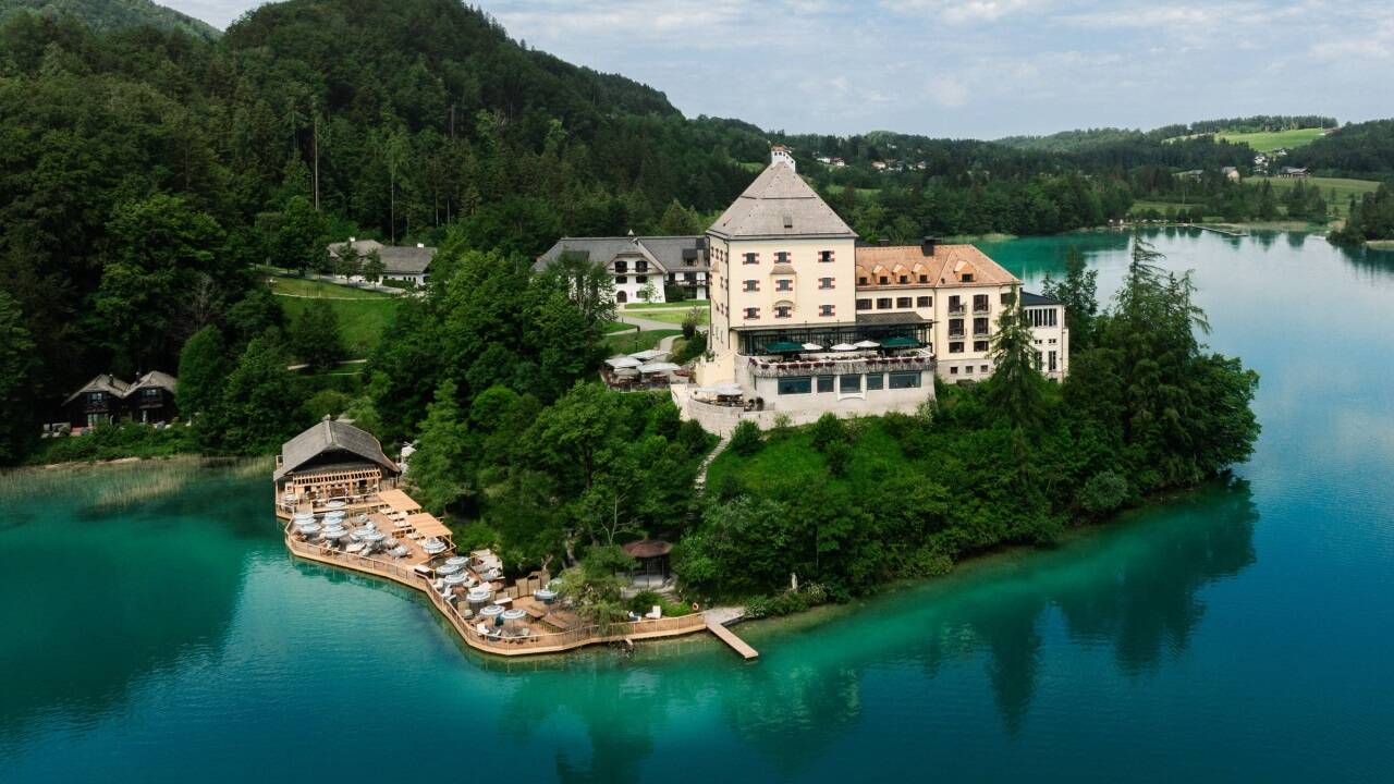Das mit einem hohen zweistelligen Millionenbetrag sanierte Schlosshotel Fuschl gehört in die erlesene Gilde der Fünfsternhäuser in Österreich. Es ist im Besitz der Münchner Familie Schörghuber, die mit Bier, Immobilien und Hotels reich geworden ist. 