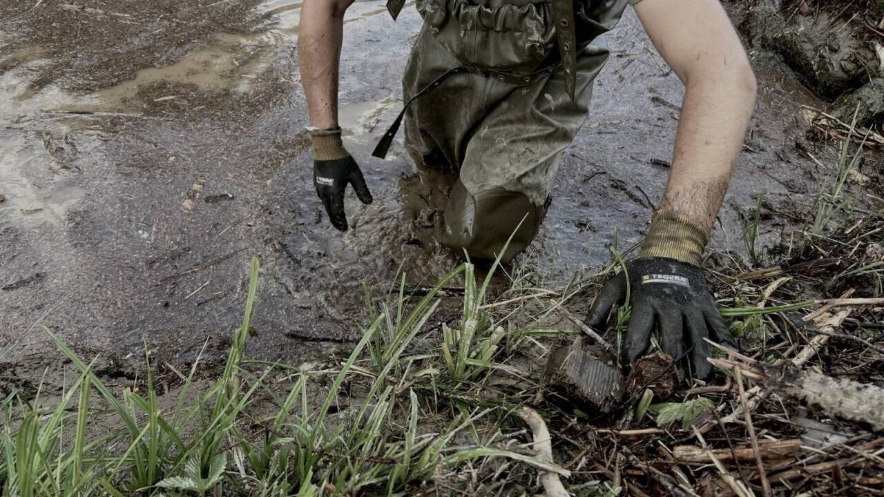 Aufräumarbeiten bei zerstörter Fischzucht 