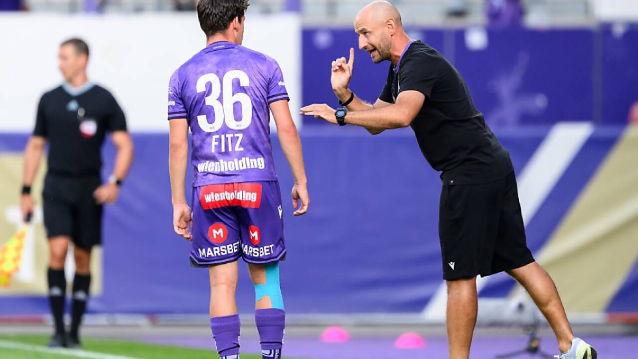 Fitz erfährt Anweisungen von Neo-Coach Helm 