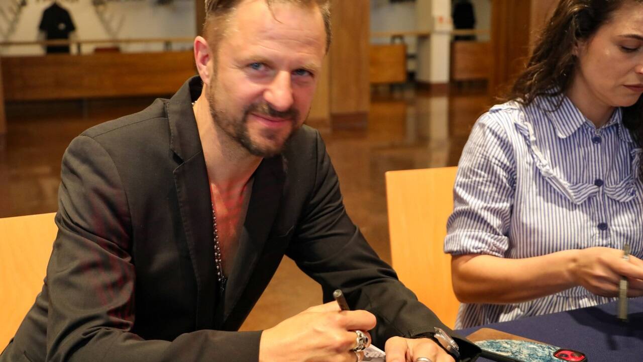 „Jedermann“ Philipp Hochmair und Sopranistin Asmik Grigorian schrieben für ihre Fans fleißig Autogramme. 