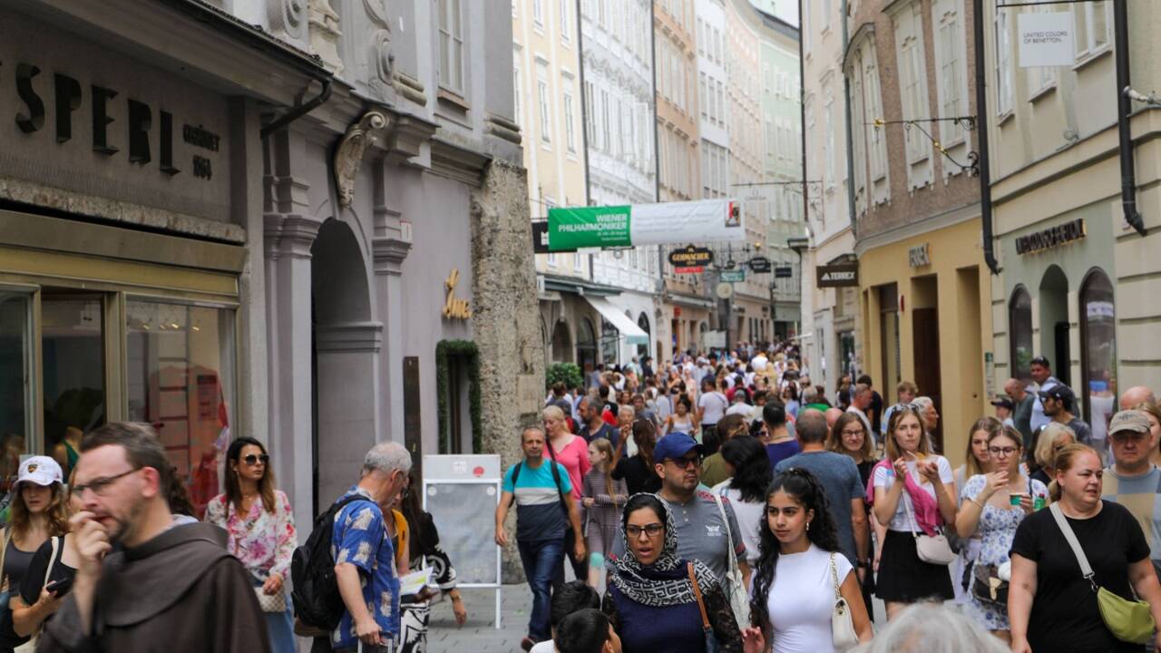 Durch die Getreidegasse schlängelten sich Menschenmassen. 