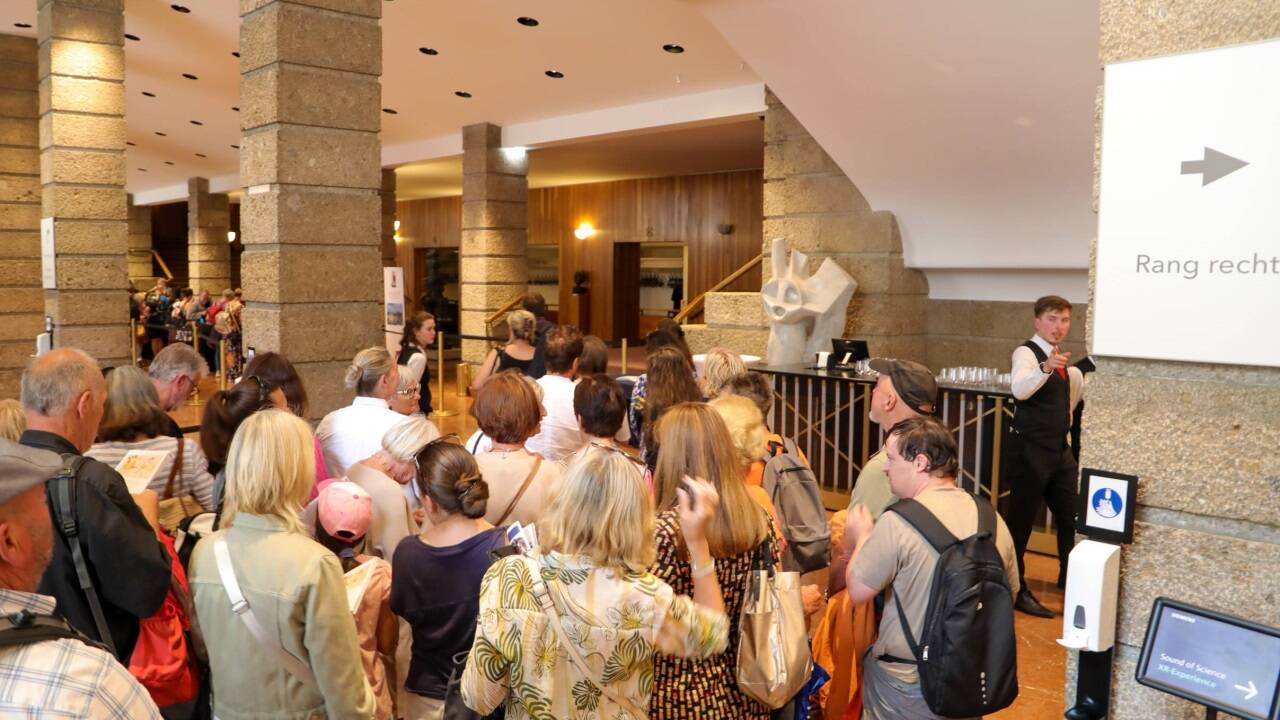 Geduldiges Warten im Eingangsfoyer des Großen Festspielhauses. 