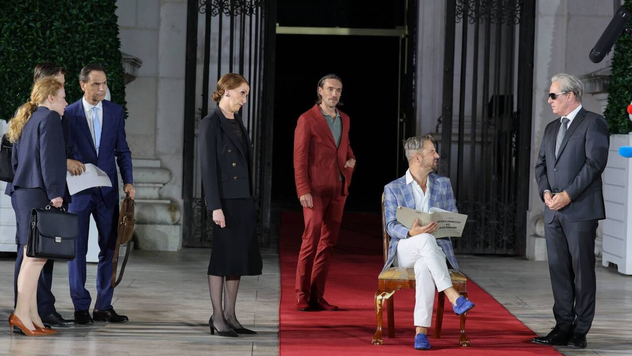 Philipp Hochmair als Jedermann und Nicole Beutler als Schuldknechts Weib 