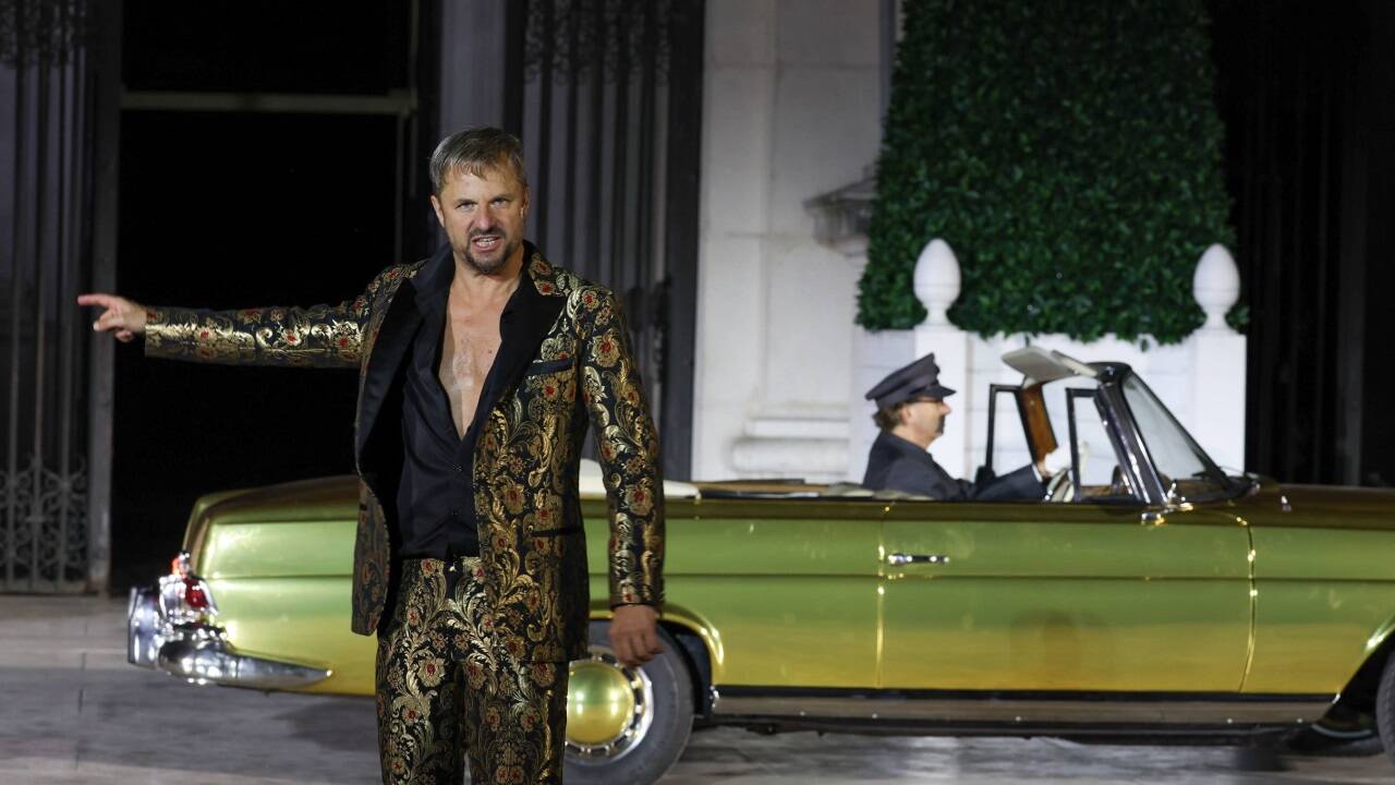 Philipp Hochmair als Jedermann mit dem goldenen Auto 