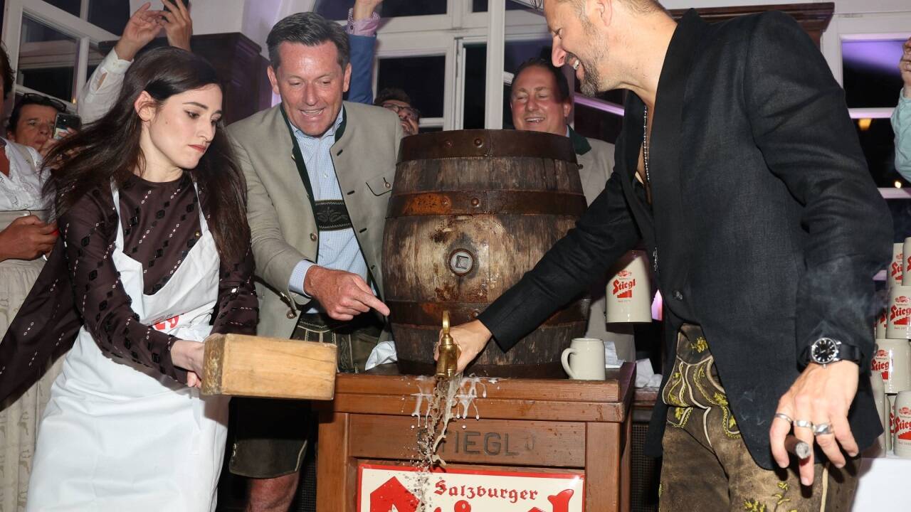 Philipp Hochmair assistierte, Deleila Piasko schlug das Fass an. 