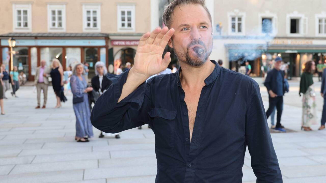 Vor der Premiere genehmigte sich Philipp Hochmair eine Zigarre. 