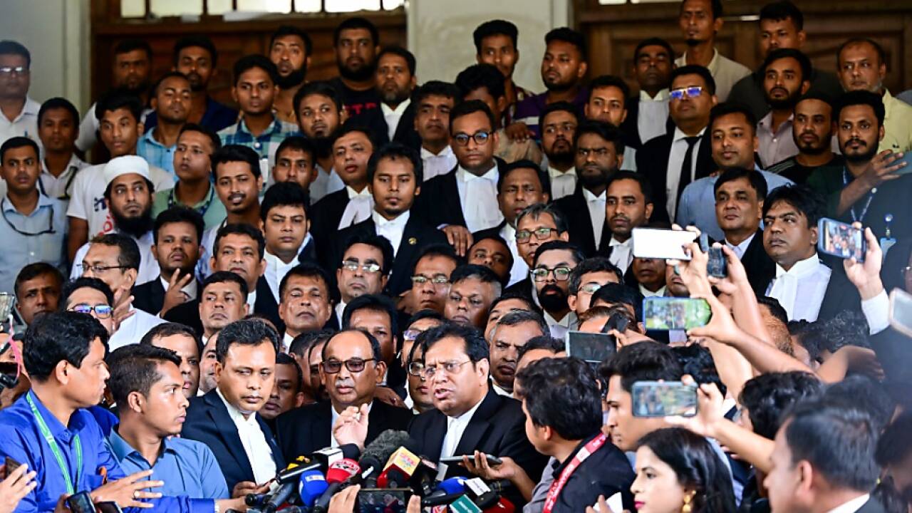 Gro§er Andrang bei Pressekonferenz nach Gerichtsurteil 