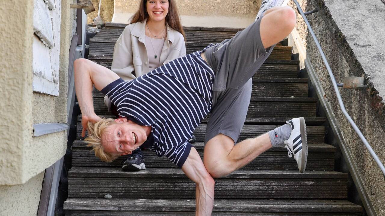 Mit Hip Hop, Linedance und Breaking bringen Maria Casassas und Tobias Winkler und zwölf weitere Tänzer Schwung in die Tischgesellschaft auf der Bühne 