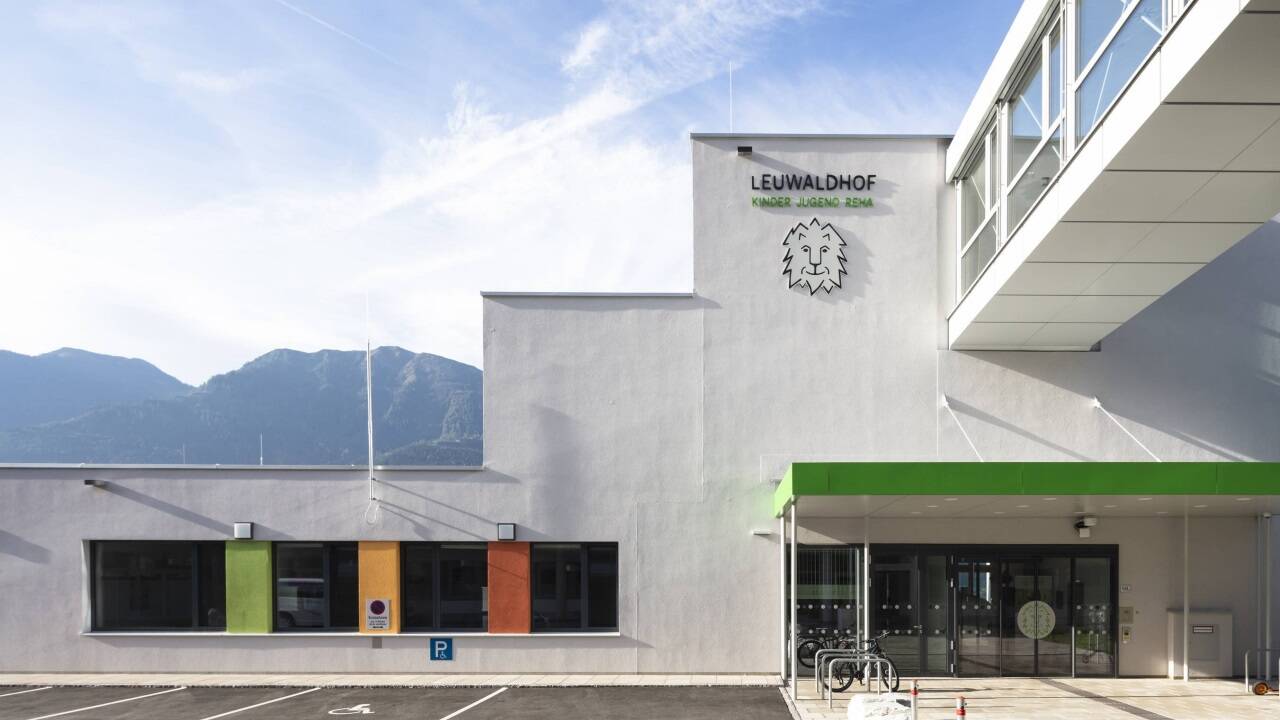 Der Leuwaldhof in St. Veit im Pongau ist die einzige Reha für krebskranke Kinder und Jugendliche in Österreich und bietet etwa 40 Vollzeitarbeitsplätze (Vollzeitäquivalente). 