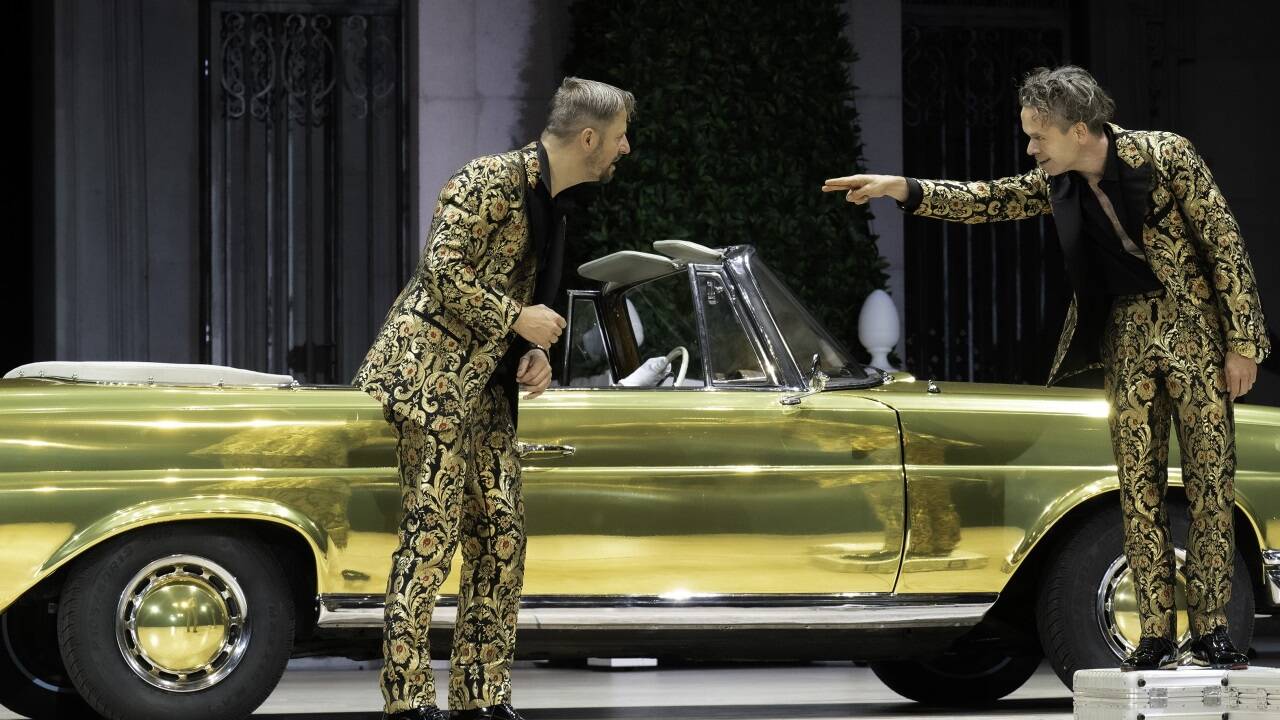 Jedermann 2024: Philipp Hochmair (Jedermann), Kristof Van Boven (Mammon).    Jedermann 2024: Philipp Hochmair (Jedermann), Kristof Van Boven (Mammon).