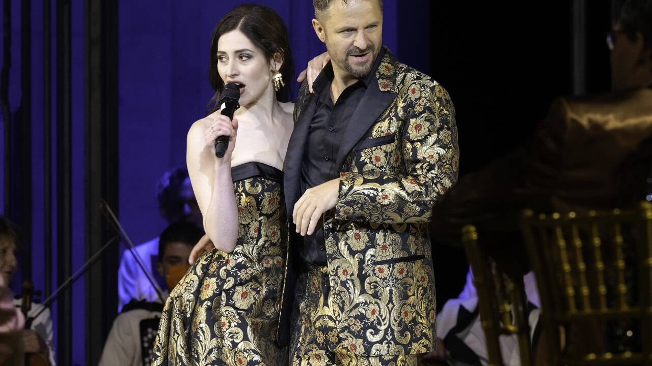 Die Neubesetzung des Jedermanns beim Proben: Buhlschaft Deleila Piasko mit Jedermann Philipp Hochmair.   Die Neubesetzung des Jedermanns beim Proben: Buhlschaft Deleila Piasko mit Jedermann Philipp Hochmair.